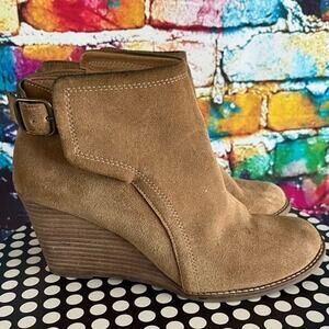 Lucky Brand Yasine Tan Suede Wedge Slip On Buckle Detail Ankle Bootie Size 8.5